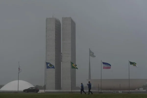 Em pleno verão, DF tem manhã com chuva, frio e neblina