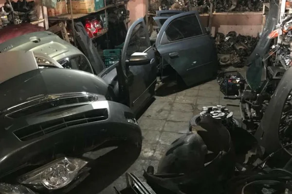 PM prende dono de oficina que desmanchava carros roubados no DF