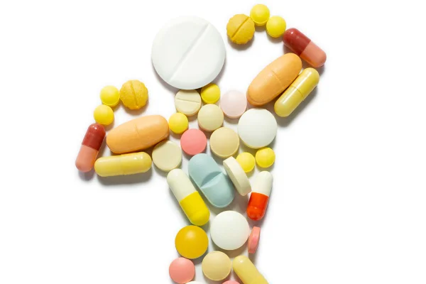 Foto conceitual de fisiculturista de esporte de saúde e medicina criativa, foto de homem, pessoa, feita de pílulas, drogas, fisiculturista, corredor, esportista, esteroides, doping. Estanozolol anabolizante