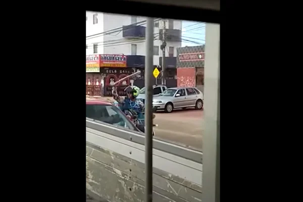 Vídeo: furioso, motoboy ataca motorista e destrói carro ao ser fechado