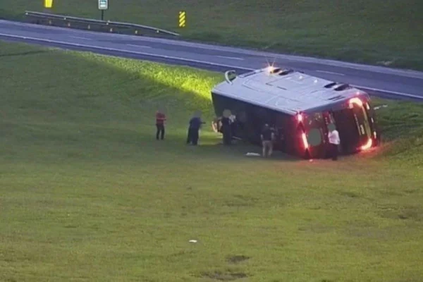Ônibus com 34 passageiros tomba na Castello Branco, no interior de SP