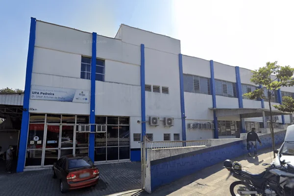 Fachada azul e branca da Unidade de Pronto Atendimento (UPA) Pedreira, na Zona Sul de SP, onde trabalhava a auxiliar de enfermagem que morreu em decorrência da covid-19