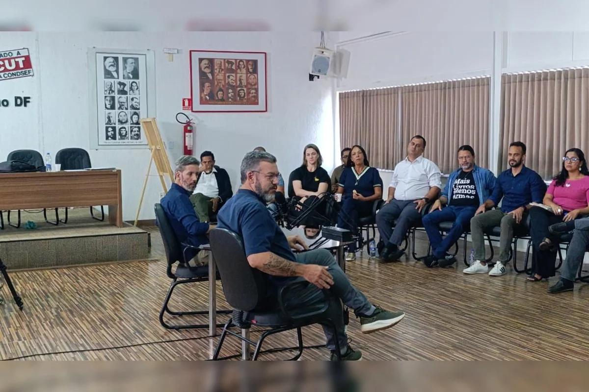 Em reunião no auditório do Sindicato dos Servidores Públicos Federais do DF (Sindsep-DF) na manhã desta segunda-feira (24/8), o candidato se encontrou com representantes de cerca de 20 entidades sindicais Em reunião no auditório do Sindicato dos Servidores Públicos Federais do DF (Sindsep-DF) na manhã desta segunda-feira (24/8), o candidato se encontrou com representantes de cerca de 20 entidades sindicais