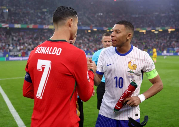 Imagem colorida de Cristiano Ronaldo e Mbappé nas quartas de final da Eurocopa- Metrópoles