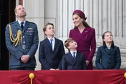 O príncipe William e Kate Middleton com os três filhos na varanda do Palácio de Buckingham