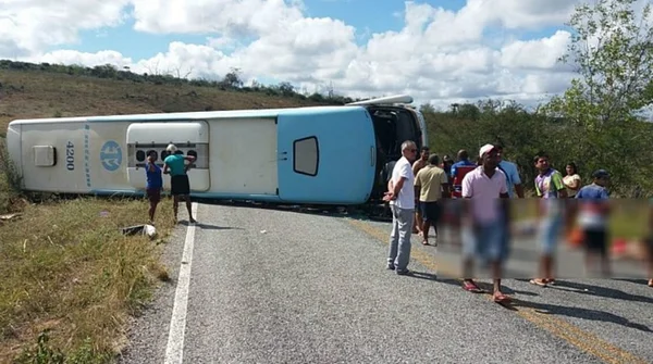 A caminho de Parque Aquático, cinco morrem em acidente na Bahia