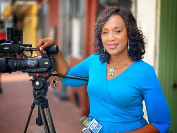 Âncora de TV morre em acidente de avião durante reportagem
