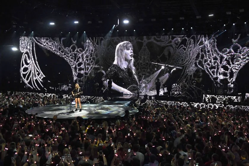 A indenização que a cantora recebeu foi simbólia. Taylor pediu apenas US$1 por danos A indenização que a cantora recebeu foi simbólia. Taylor pediu apenas US$1 por danos