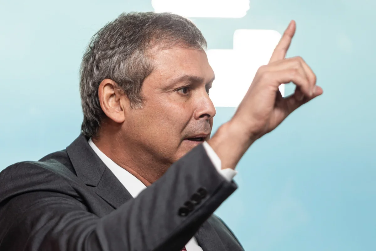 Lindbergh sobre ação dos EUA: "Flávio e Eduardo devem estar em festa"