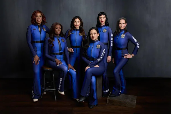 na imagem com cor, foto das mulheres que foram ao espaço com a Blue Origin - metrópoles