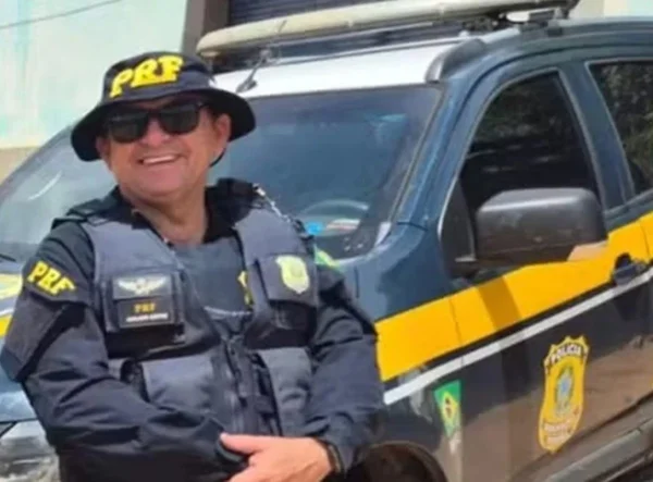policial rodoviário federal sorrindo