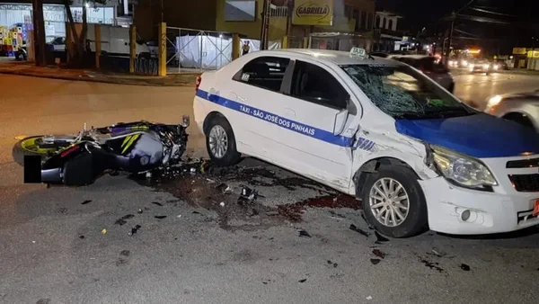PR: criança vai parar embaixo de carro após colisão entre táxi e moto