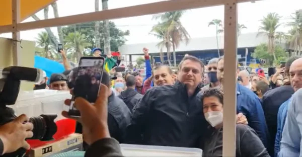Sob chuva, Bolsonaro se encontra com apoiadores em passeios no litoral de SP