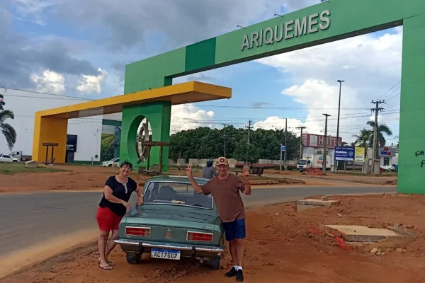 foto colorida casal e corcel