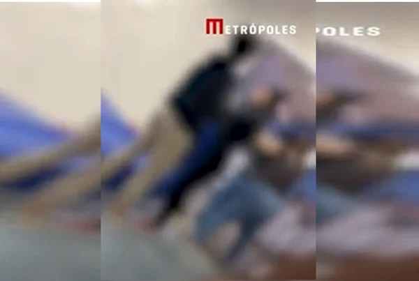 “Solta meu telefone, sua vaca”: professora e mãe de aluna brigam em escola e vão parar na delegacia. Vídeo