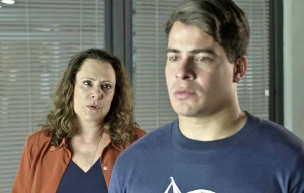 Arlete (Elizabeth Savala) e Júlio (Thiago Martins) em Pega Pega