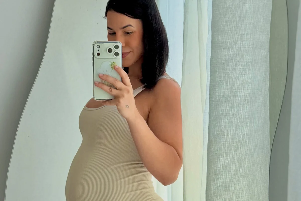 Larissa Tomásia mostra o tamanho da barriga da primeira gestação Larissa Tomásia mostra o tamanho da barriga da primeira gestação