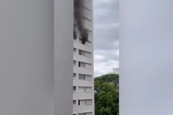 Vídeo: incêndio atinge apartamento no 9º andar de prédio na zona norte