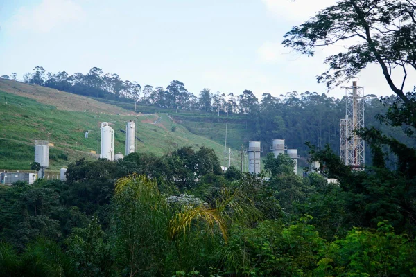 imagem colorida mostra área verde em aterro em são mateus
