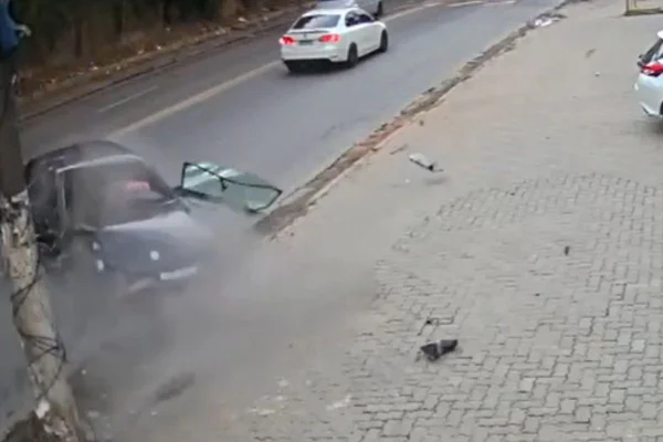 Homem esfaqueia ex-companheira após colisão e briga dentro do carro