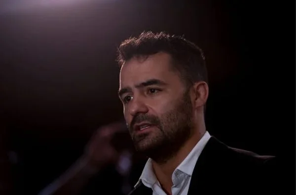 O deputado Arthur do Val, o Mamãe Falei. Ele tem cabelos pretos, barba e usa roupa escura- Metrópoles