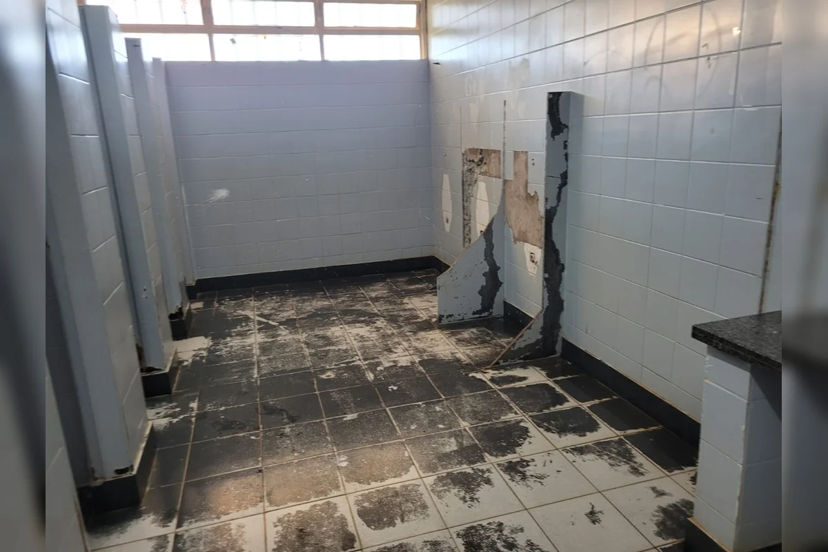 A unidade, que opera no modelo cívico-militar, acumula queixas sobre a falta de infraestrutura básica e prejuízos ao atendimento de estudantes com deficiência A unidade, que opera no modelo cívico-militar, acumula queixas sobre a falta de infraestrutura básica e prejuízos ao atendimento de estudantes com deficiência