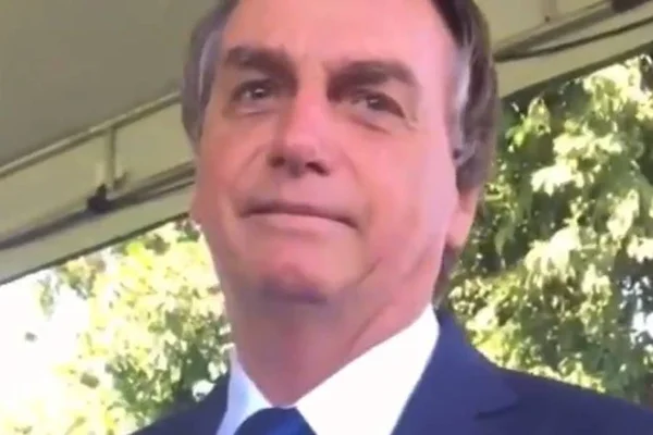 Estudante vai ao Palácio da Alvorada chamar Bolsonaro de “farsa”. Veja