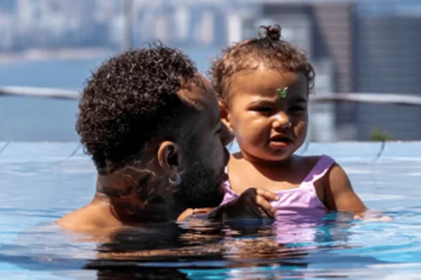 Imagem colorida de Neymar e a filha Mavie na piscina