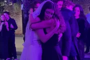 Ema abraça Lua Blanco no dia de seu casamento