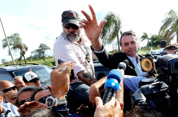 Jair Bolsonaro chega à Granja do Torto e é recebido por motociclistas