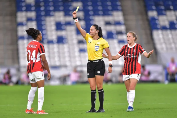 Imagem colorida de árbitra apitando jogo de futebol- Metrópoles