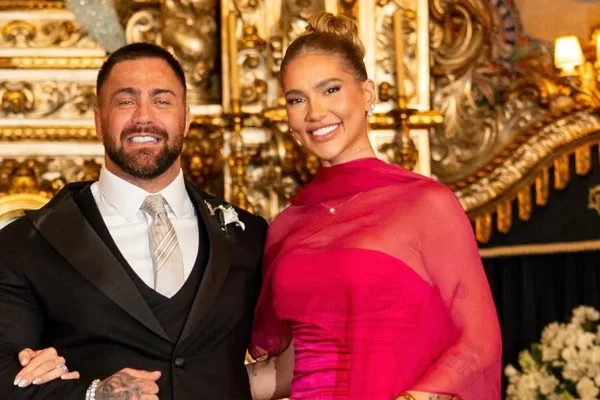 Imagem colorida de Virginia e Thiago Stabile sorrindo, em casamento - Metrópoles