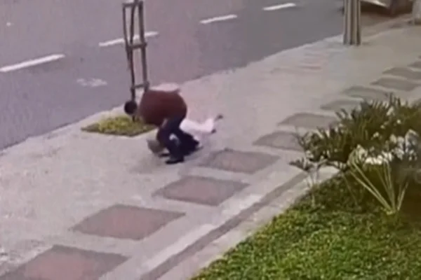 Idosa é agredida e derrubada por adolescente durante assalto em BH