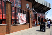 Faixa colocada em frente ao estádio Anfield