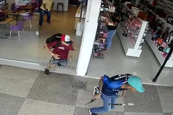 Bandidos fogem após PM reagir a assalto em loja no DF