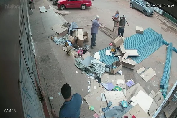 Papelaria não abre após moradores de rua acamparem na entrada