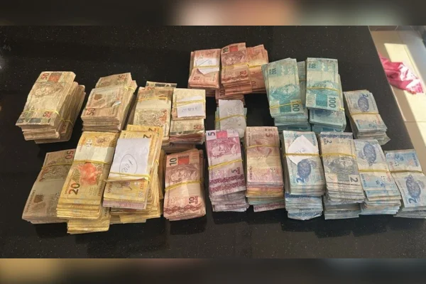 PF apreende pilhas de dinheiro em operações contra crimes eleitorais em MT