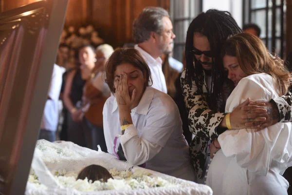 Foto colorida de Jude Paulla no enterro de Preta Gil - Metrópoles
