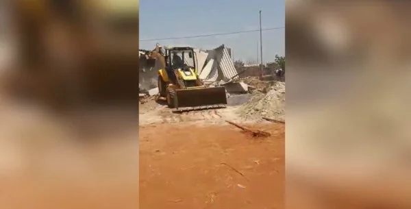 Vídeo: com tratores, servidores do DF Legal derrubam casas em invasão de Santa Maria
