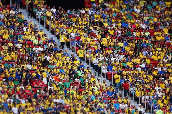 Fifa volta a multar CBF por homofobia de torcida e lança alerta