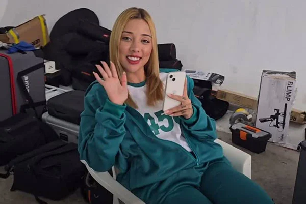 foto colorida de mulher loira sorrindo - metrópoles