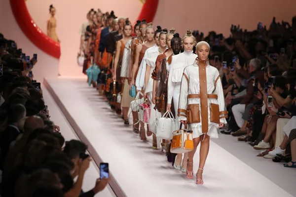 Fendi traz feminilidade e praticidade para a primavera de 2019