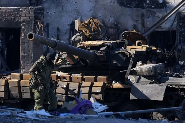 Tanque de guerra russo controlando Mariupol, na Ucrânia - Metrópoles