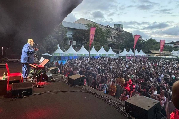 Foto colorida de Ed Motta durante show no Rock the Mountain - Metrópoles