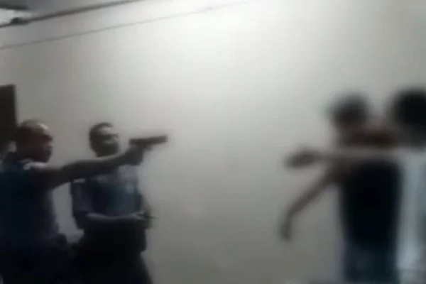 Policiais agridem jovens dentro de escola em São Paulo.