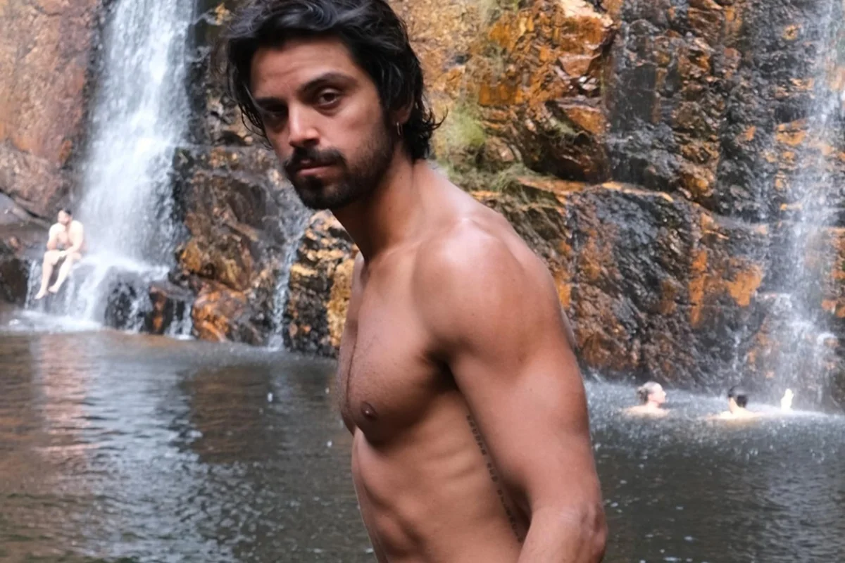 Rodrigo Simas posa durante passeio à cachoeira Rodrigo Simas posa durante passeio à cachoeira