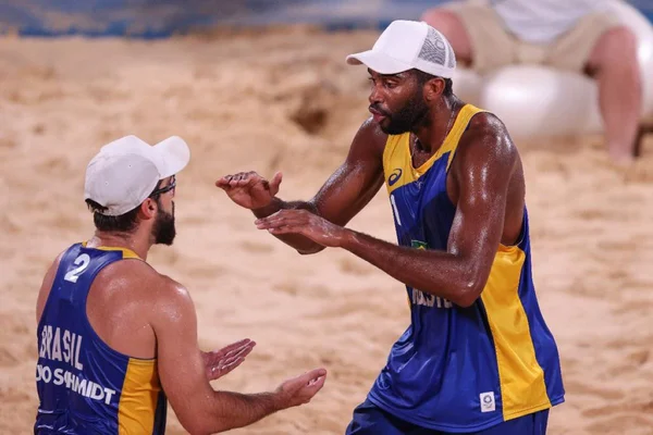 Dupla do brasiliense Bruno Schmidt avança às oitavas no vôlei de praia