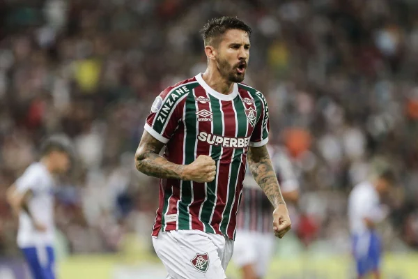 Em noite de Cano e Everaldo, Flu vence e segue invicto. Veja gols