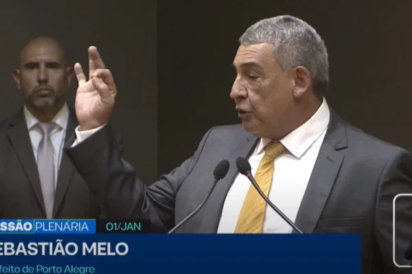 Imagem colorida do prefeito de Porto Alegre, Sebastião Melo