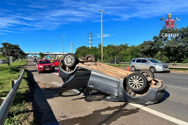 Acidente com veículo capotado tumultua trânsito na Epia Sul